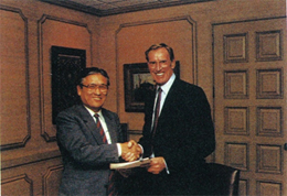 タイヨーインベストメンツUSA堀内会長とアメリカンコンチネンタルコーポレーションのチャールズ・H・キーティング会長